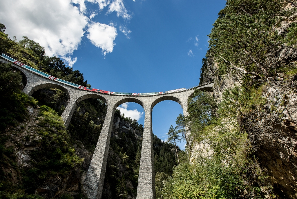 bahnreise_landwasserviadukt_gex_sommer_rhb-andreabadrutt.jpg