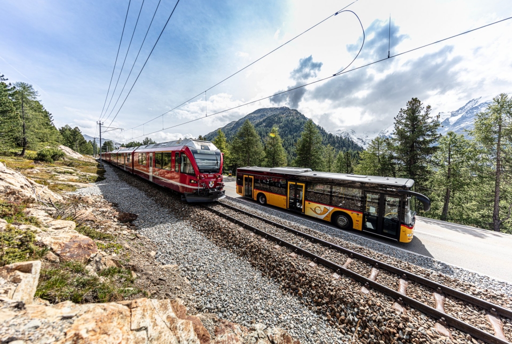 bahnreisen-titelbild-rhb-postauto_grpass.jpg