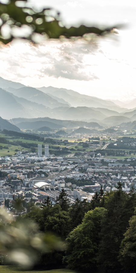 Ausblick über die Stadt Chur an einem Sommerabend