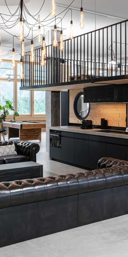 Moderne Arbeitsraum mit Bar
