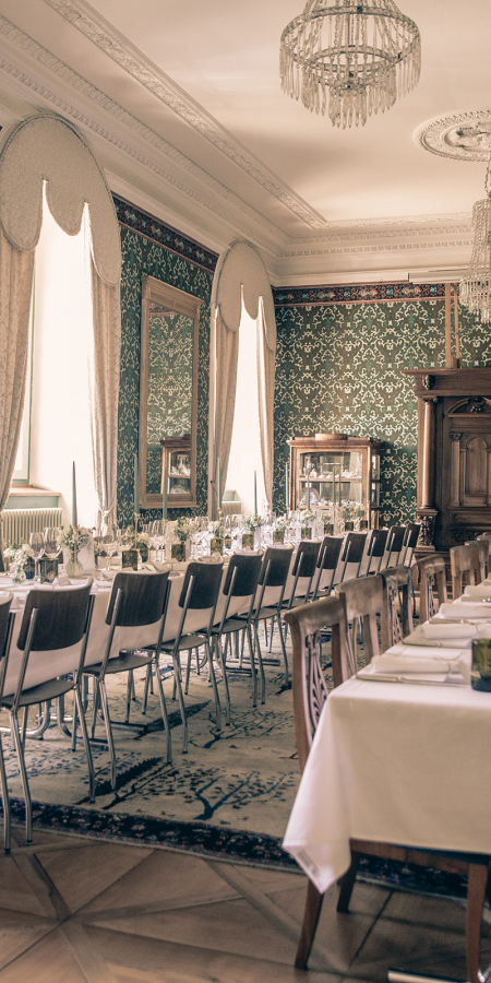 Saal Schloss Reichenau (© Schloss Reichenau) Gedeckte Tische in einem antiken Saal