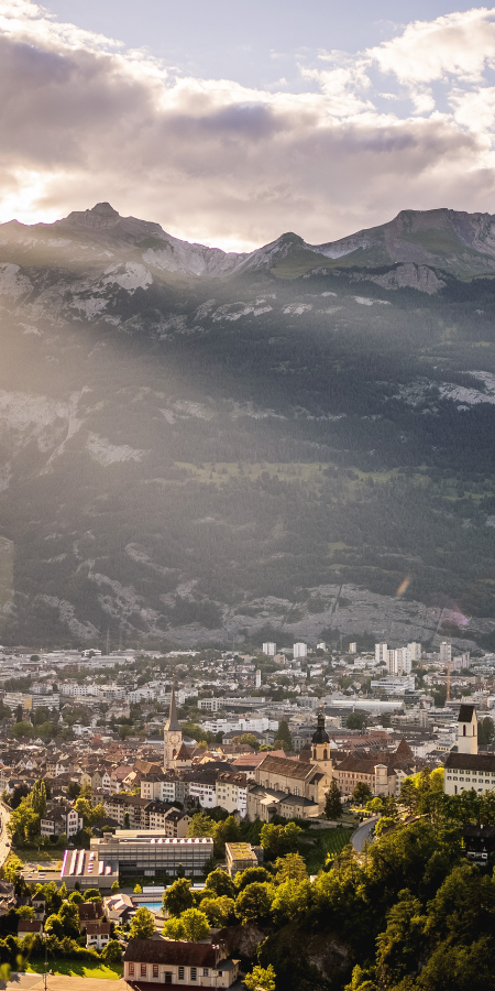 Aussicht Panorama Stadt Chur und m Hintergrund der Calanda