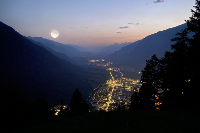 Vollmondfuehrung Chur Tourismus Vollmond leuchtet über Stadt Chur