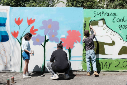 Bane sprayt zusammen mit Teilnehmern eine Wand in Chur