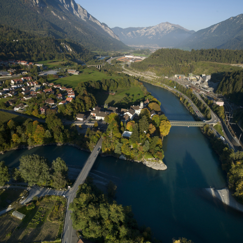 Tamins mit Schloss Reichenau im Churer Rheintal