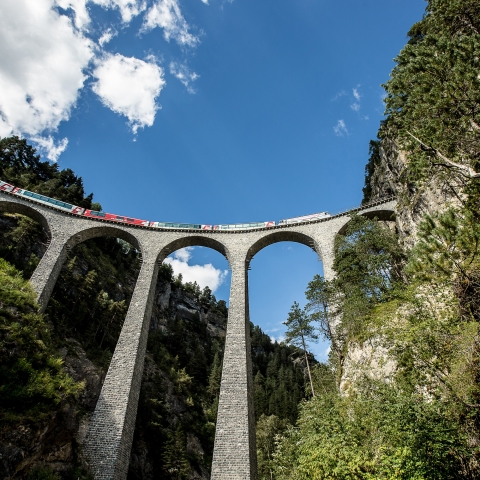 bahnreise_landwasserviadukt_gex_sommer_rhb-andreabadrutt.jpg
