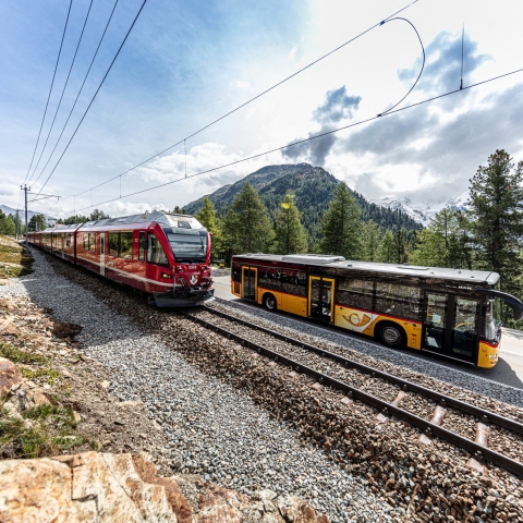 bahnreisen-titelbild-rhb-postauto_grpass.jpg