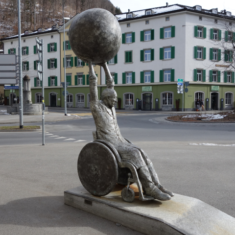 Skulptur Rollstuhlfahrer Theaterplatz Chur