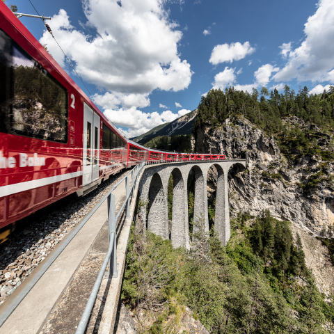 bahnreisen_sommer_landwasserviadukt_rhb.jpg