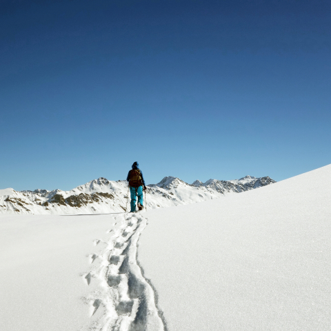 Schneeschuhläuferin am Dreibündenstein