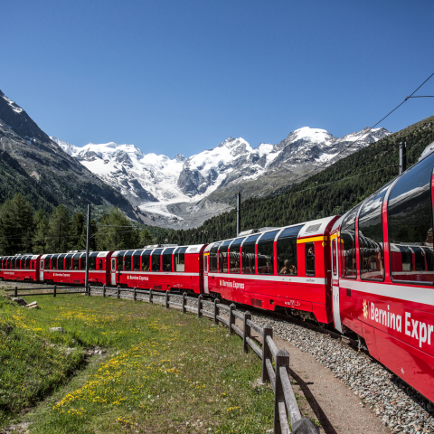 Bernina Express in der Montebellokurve Bernina Express in der Montebellokurve