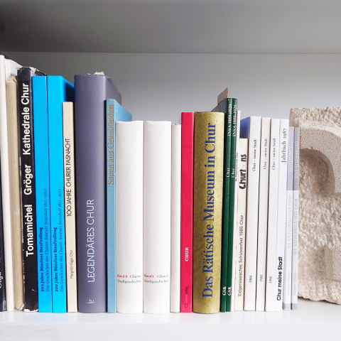 Diverse Bücher in einem Regal über Chur