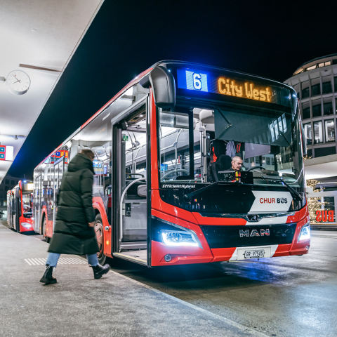 Churer Bus Station, eine Person steigt gerade in den Bus vu Chur ein