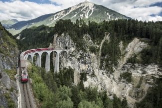Bernina Express auf dem Landwasserviadukt