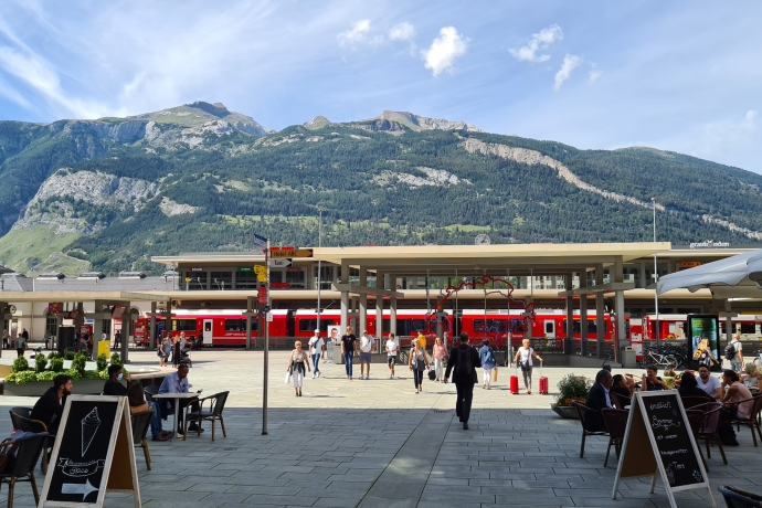 bahnhofplatz_maron_arosabahn_michaelchrist.jpg
