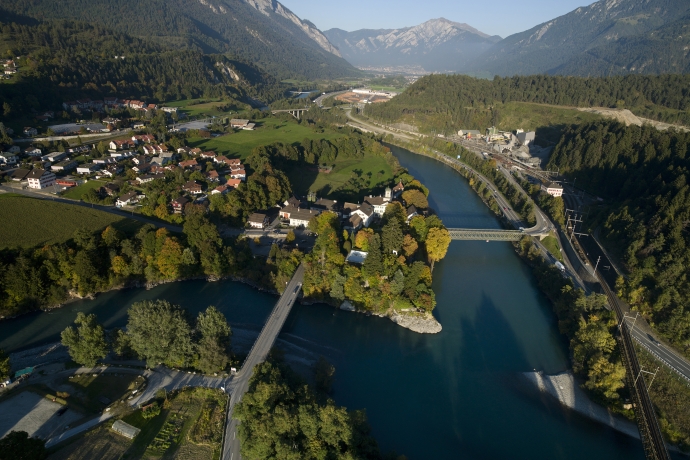 Tamins mit Schloss Reichenau im Churer Rheintal