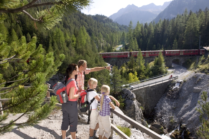 bahnreise_albula_familie_rhb-christofsonderegger.jpg