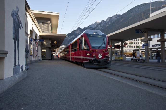 bahnreise_bahnhofplatz_arosabahn_thomashabluetzel.jpg