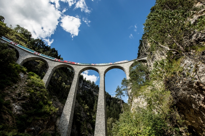 bahnreise_landwasserviadukt_gex_sommer_rhb-andreabadrutt.jpg