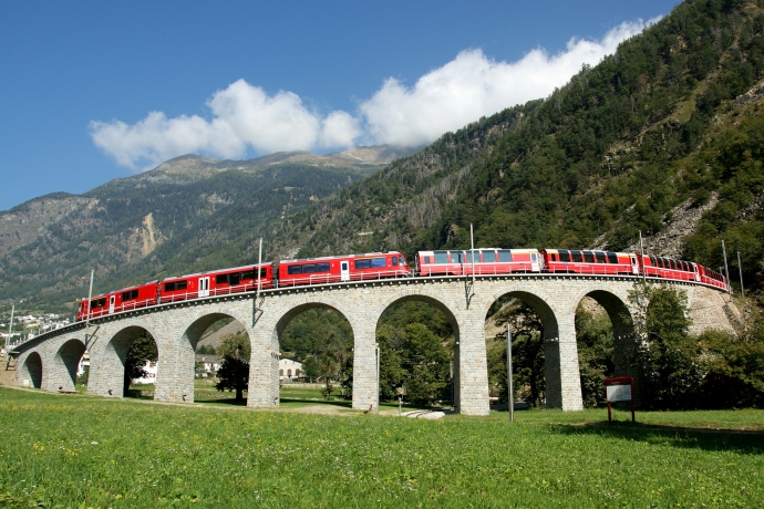 bahnreise_montebellokurve_bex_sommer_rhb-giorgiomurbach.jpg