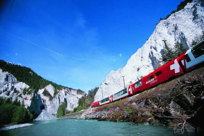 Rheinschlucht mit Glacierexpress im Sommer