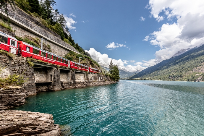 bahnreisen_sommer_berninaexpress_lagoposchiavo.jpg