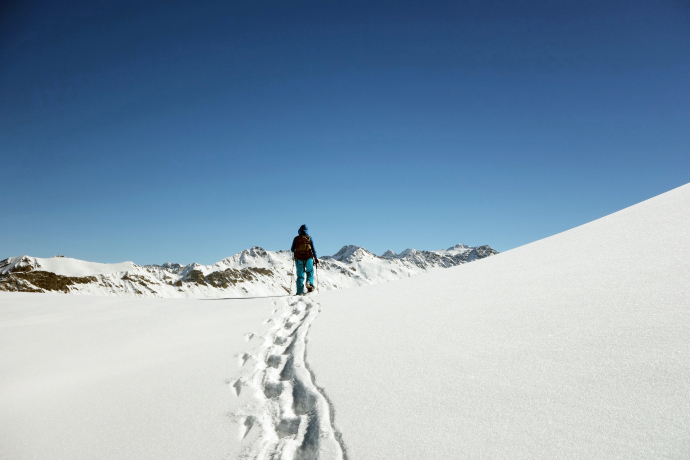 Schneeschuhläuferin am Dreibündenstein