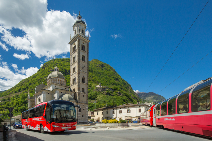 Bernina Express Bus und Bernina Express in Tirano Bernina Express Bus und Bernina Express in Tirano
