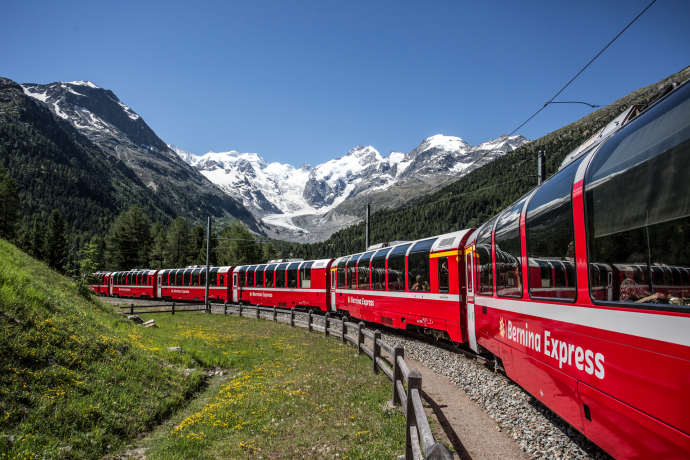 Bernina Express in der Montebellokurve Bernina Express in der Montebellokurve