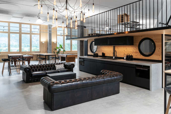 Moderne Arbeitsraum mit Bar