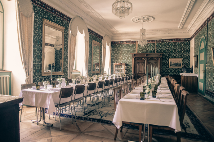 Gedeckte Tische in einem antiken Saal