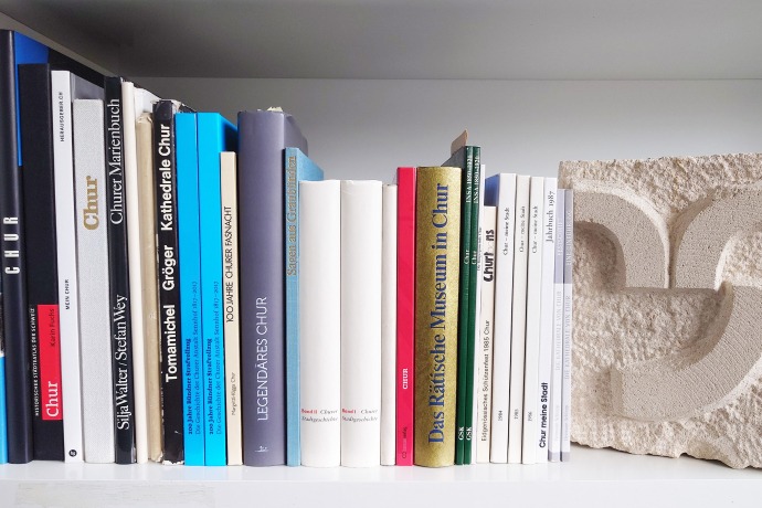 Diverse Bücher in einem Regal über Chur