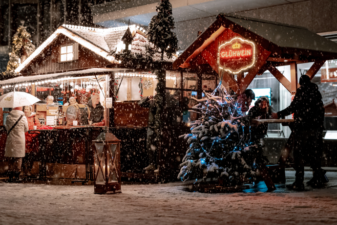 Christkindlimarkt (© Flavio Schlegel) Mulled wine stand in the snow with a Christmas tree