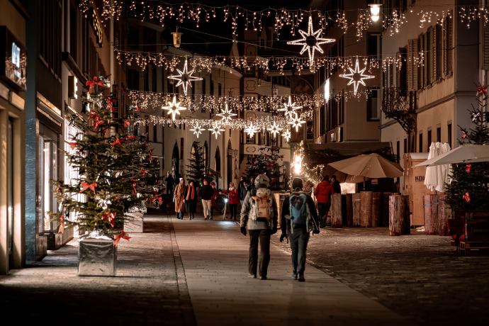 Chur during advent (© Flavio Schlegel) Advent in Chur, people walk through the old town, christmas lights are on the houses