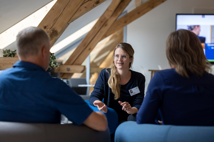 Workshop Emotionale Balance (© PDGR) Zwei Personen reden mit der Workshop-Leiterin