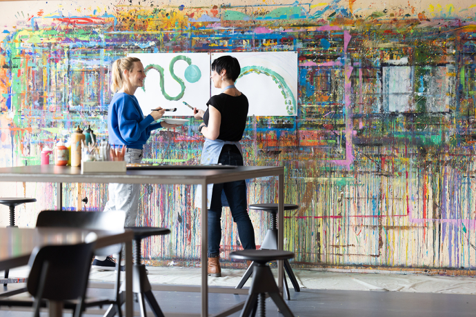 Workshop Kreativer Kick (© PDGR) Zwei Personen machen den Workshop "Kreativer Kick"