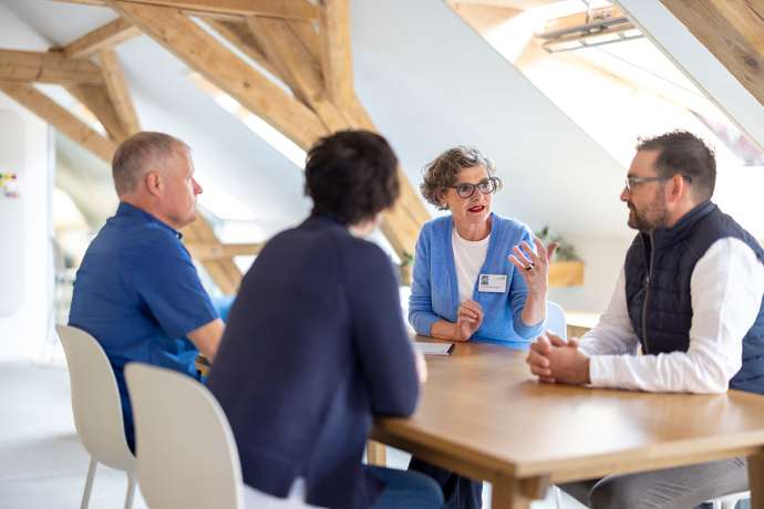Workshop Work-Life-Balance (© PDGR) Gruppe redet im Plenum mit Workshop-Leiterin