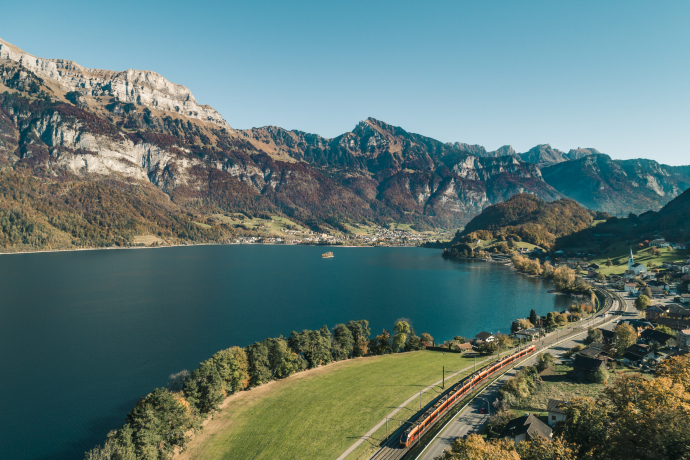 Schweizerische Südostbahn am Walensee (© SOB) Zug der Schweizerischen Südostbahn am Walensee
