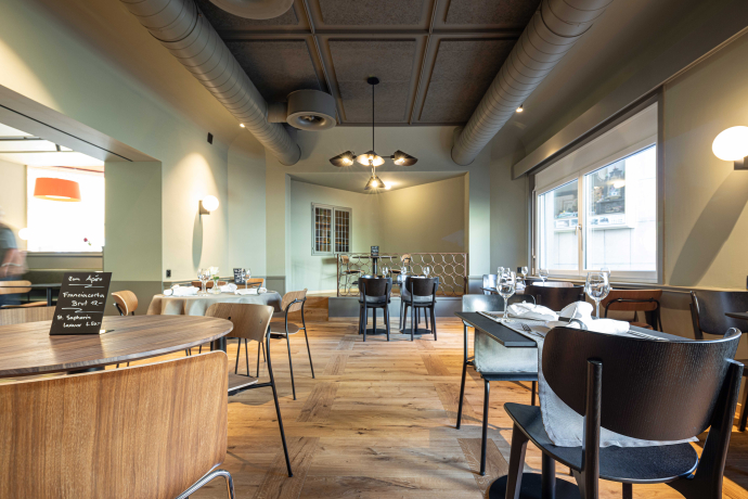 Resturant Rätushof (© Rätushof) Geräumiges, modernes Restaurantinterieur mit Holzboden, Tischen mit weißer Tischdecke und Weingläsern. Sanfte Beleuchtung, große Fenster, gemütliche Atmosphäre