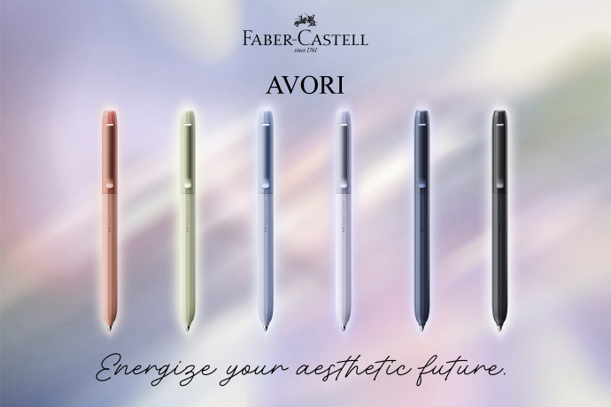 Werbegrafik von Faber-Castell: Sechs Kugelschreiber der Serie ‚AVORI‘ in verschiedenen Pastell- und Dunkeltönen stehen vor einem weich verschwommenen, farbigen Hintergrund. Darüber das Faber-Castell-Logo, darunter der Slogan ‚Energize your aesthetic future.‘