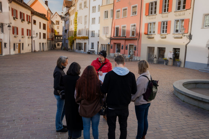 Stadtführung Chur mit einer Gruppe auf dem Arcasplatz Chur.