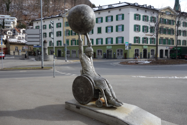 Skulptur Rollstuhlfahrer Theaterplatz Chur