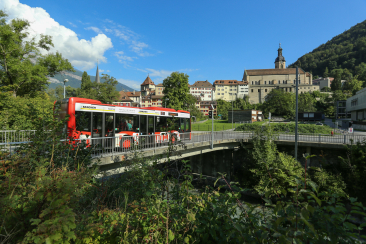 Stadtbus auf Brücker über Plessur vor Kathedrale und Altstadt