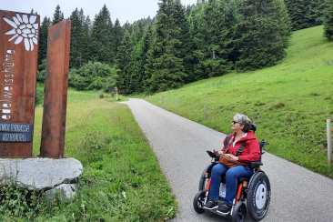 Frau im JST-Rollstuhl auf Brambrüesch
