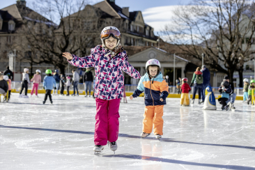Kinder beim Eislaufen 