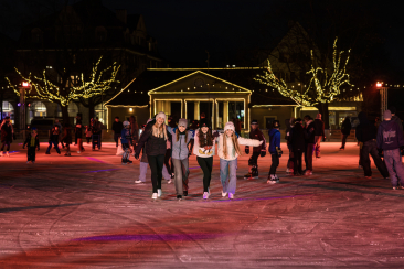 Jugendliche auf dem Eisfeld Quader