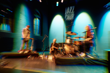 Eine Band spielt bei Jazz Chur auf der Bühne