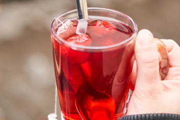 Eine Hand hält eine Tasse Glühwein