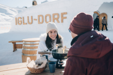 Fondue essen im Iglu Dorf Davos Kloster