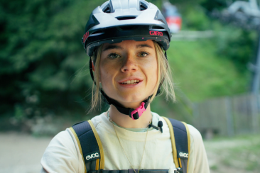 Bikerin vor Brambrüesch-Bahn